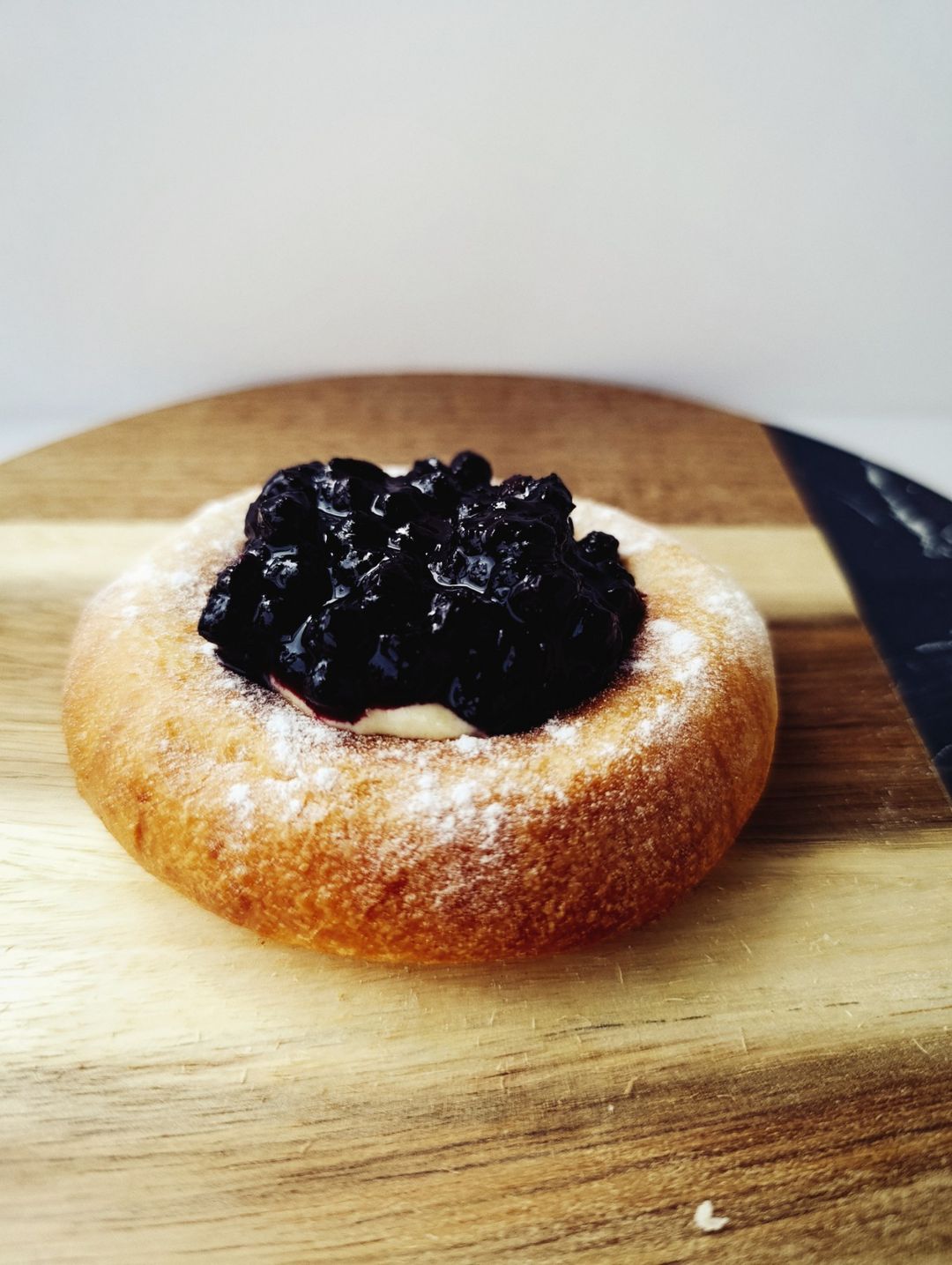 Black Currant & Diplomat Cream Brioche Tart cca. 150g