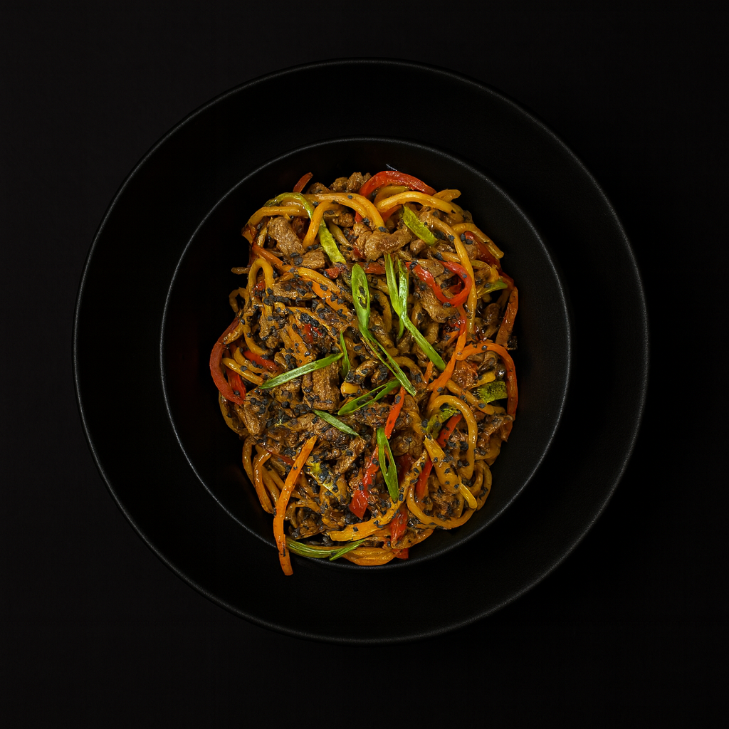 Азиатская соба с ломтиками говядины и овощами в соусе блэк пеппер