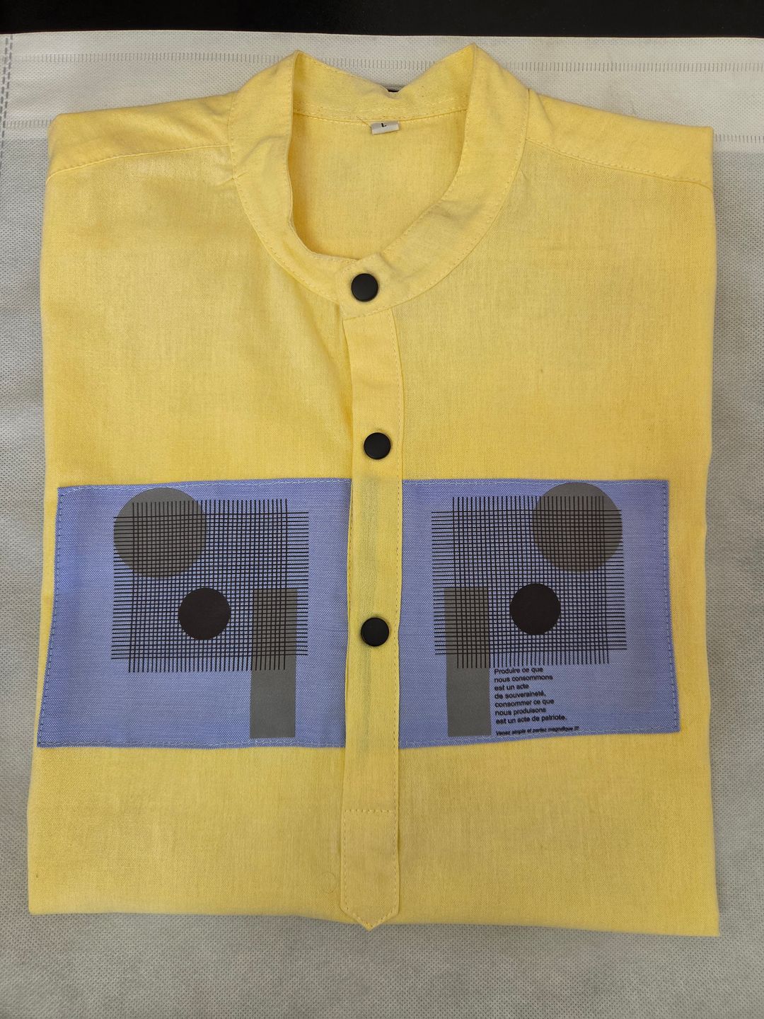 Chemise à trois boutons