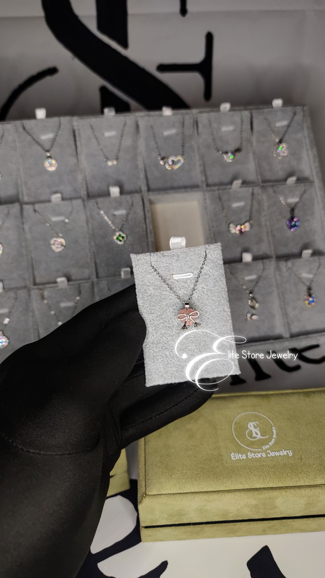 Collier argenté pierre rose avec petit noeud 