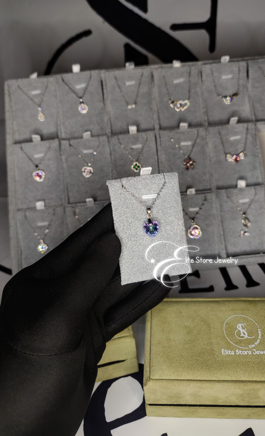 Collier argenté pierre mauve lumineux 