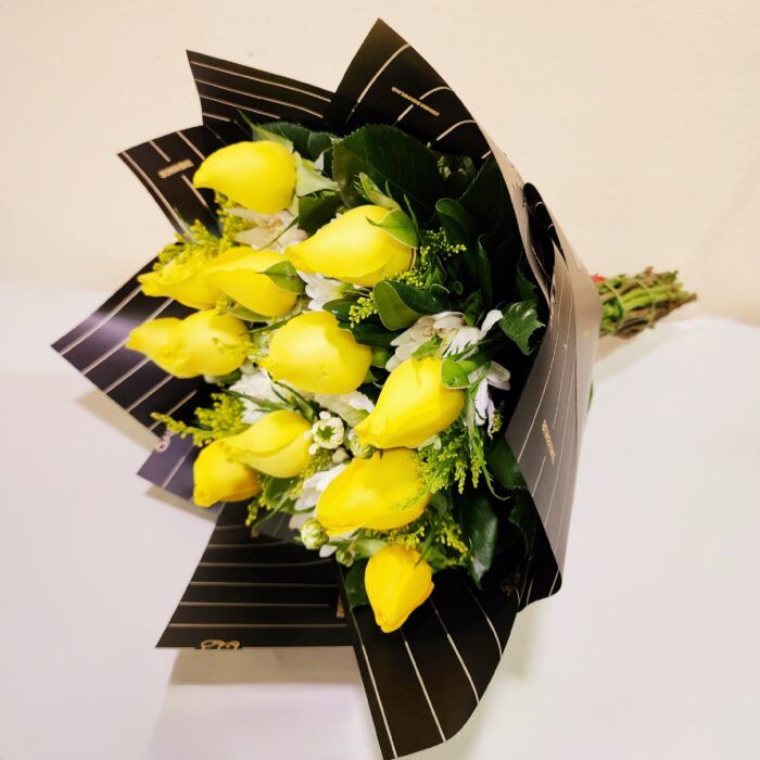 Ramo de Flores Amarillas | 12 Rosas Amarillas en Papel Negro