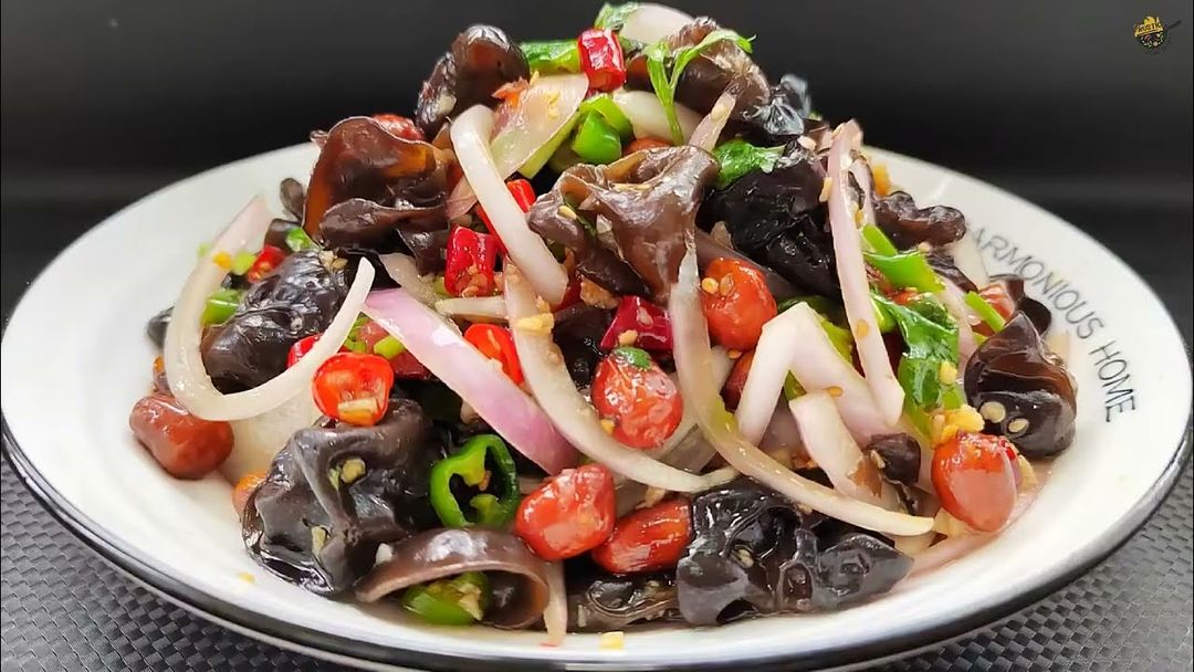 Onion and peanut mixed with fungus 