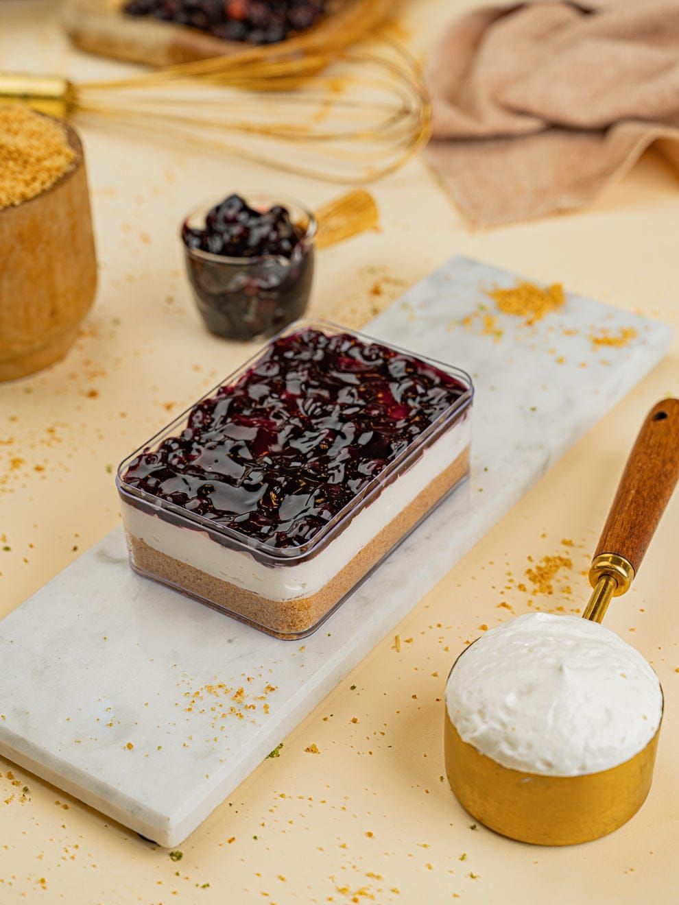  Blueberry Cheesecake.(  good for 6 person )  