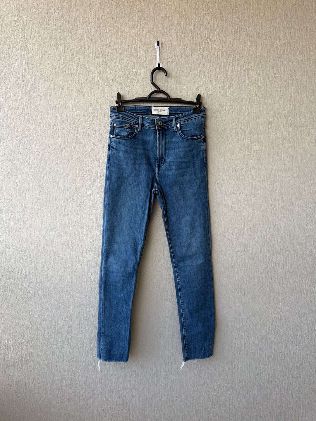 Jean Jazmín Chebar - Modelo Skinny con Ruedo Deshilachado