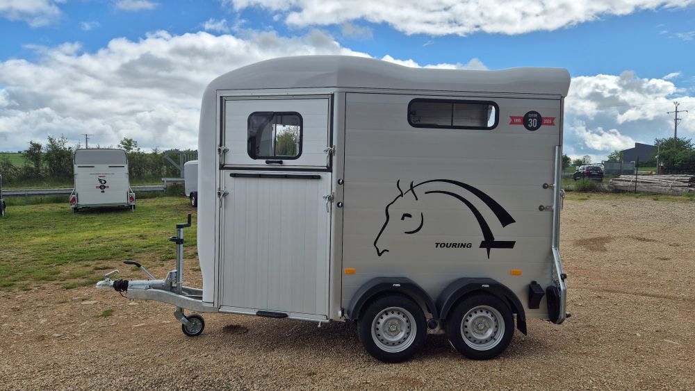 Van 2 places Touring Country + Sellerie – Édition 30 ans Cheval Liberté (Blanc)