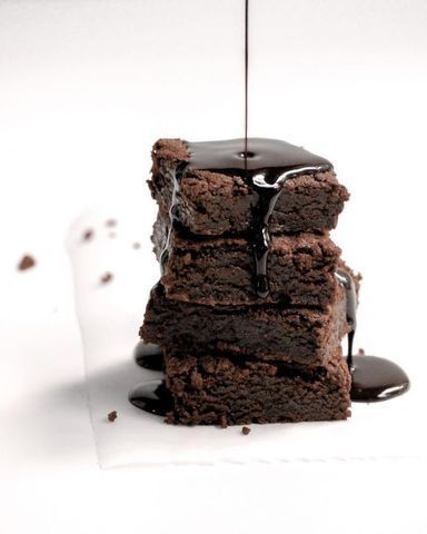 Brownie bites with chocolate sauce 