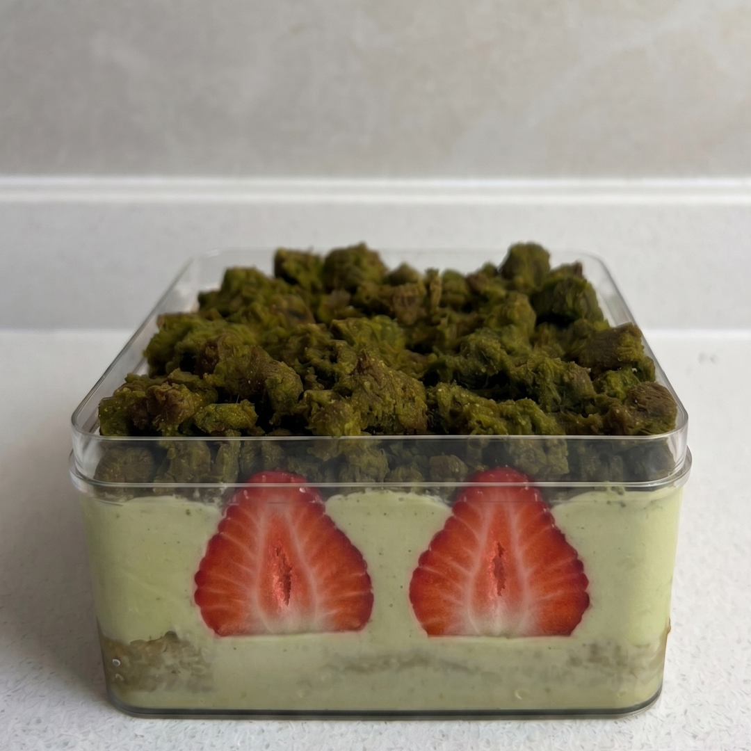 Strawberry Matcha-misu w Matcha crumble