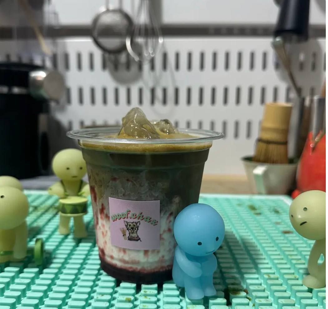 iced strawberry hojicha latte