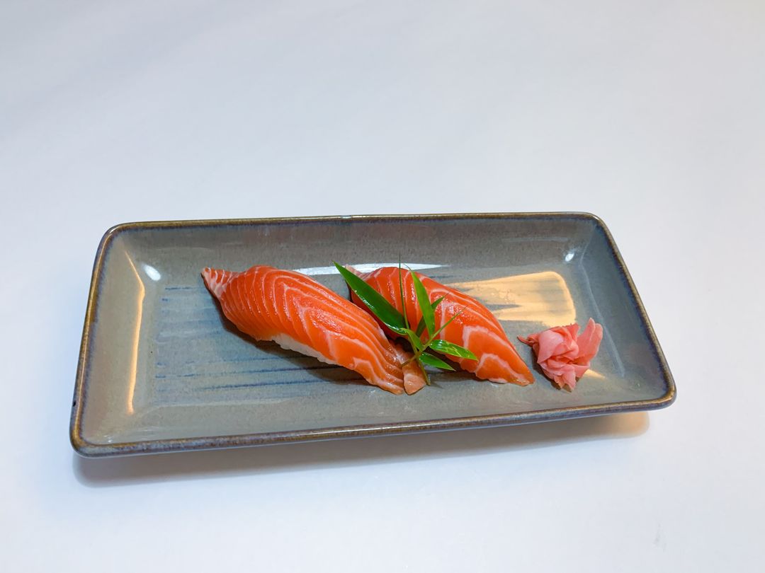 C012. Salmon Nigiri Sushi　鮭寿司