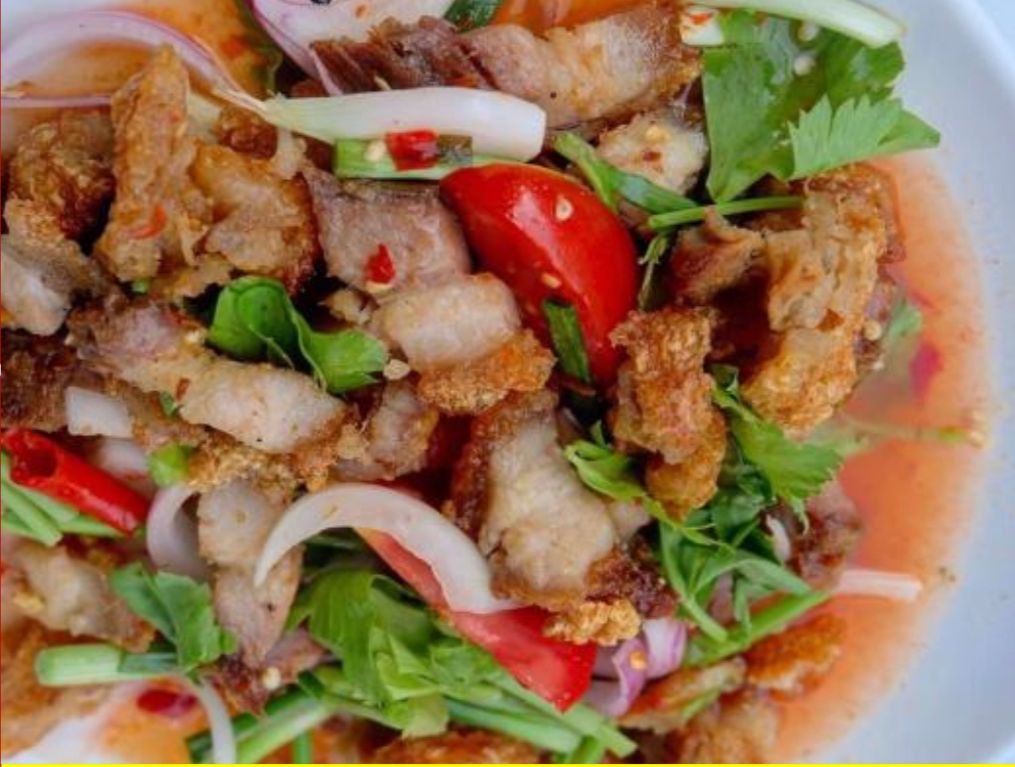 Spicy salad with roast pork 