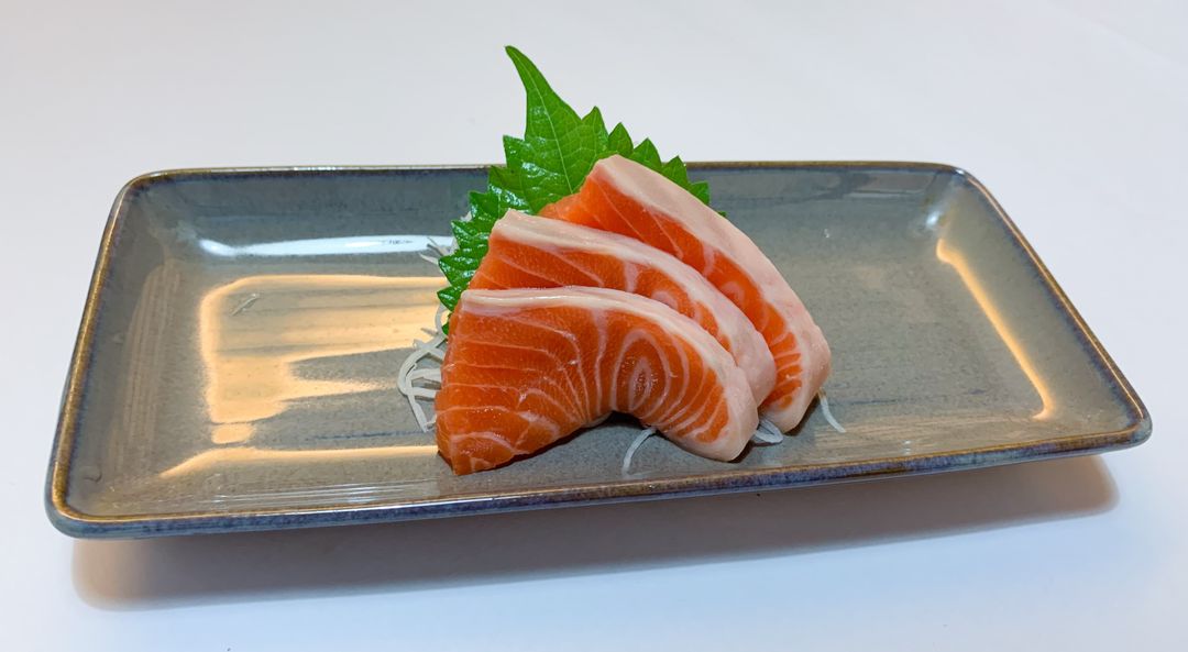 E008. Salmon (Sake) Sashimi　鮭