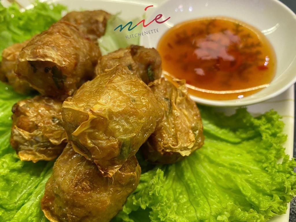 一口香虾枣 Prawn Roll with Springy Prawn Flesh and Crunchy Water Chestnut + Plum Sauce