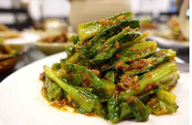 Taiwanese Lettuce with Sambal 三芭鵝菜