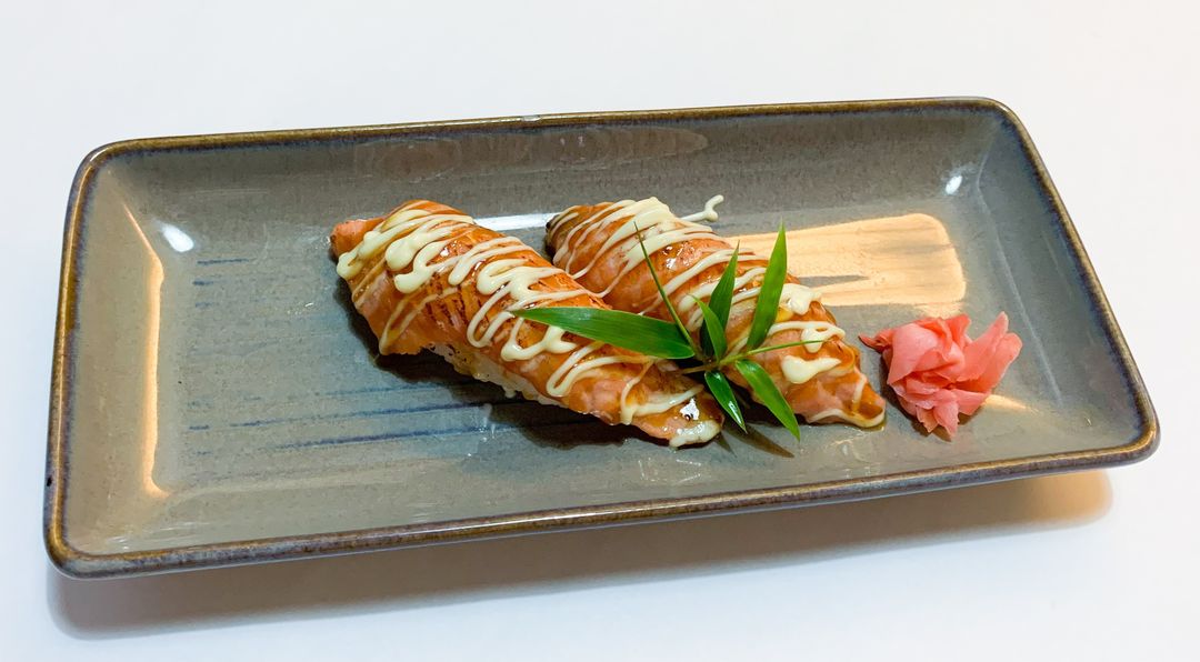 D012. Salmon Aburi Sushi　サーモン炙り寿司