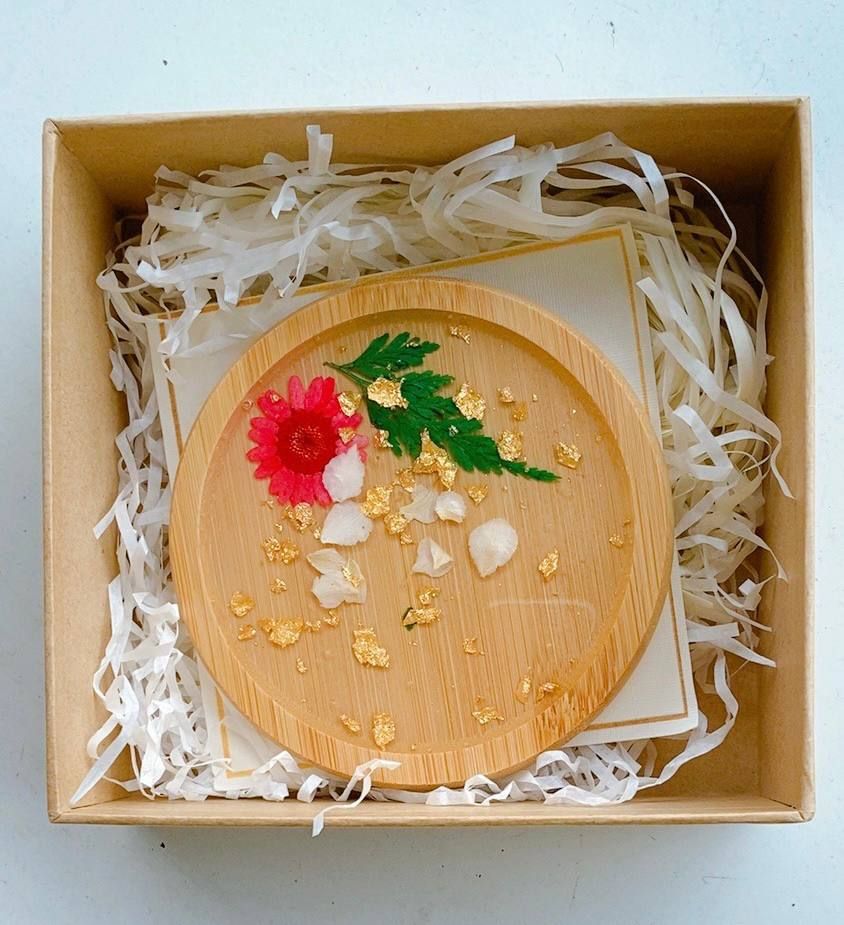 Workshop : Pressed flower resin coaster with suprise box & dessert