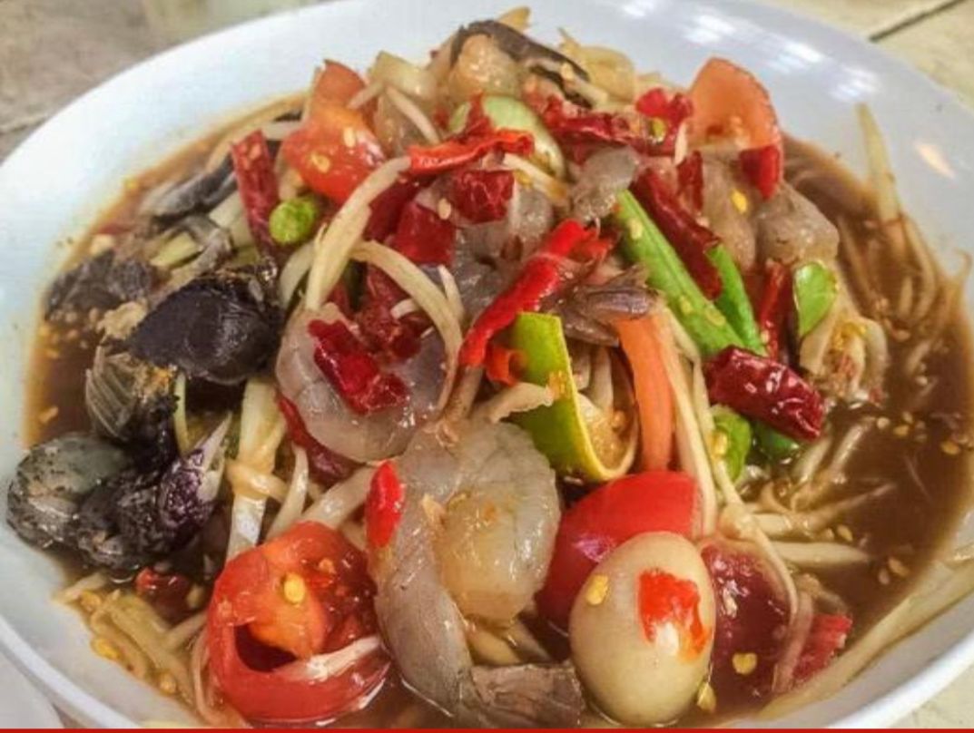 Papaya salad with prawns