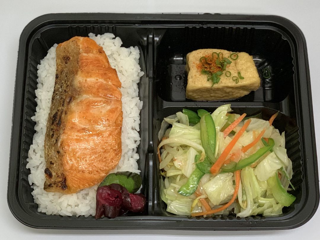 T007 Salmon Shioyaki Bento　鮭塩焼き弁当