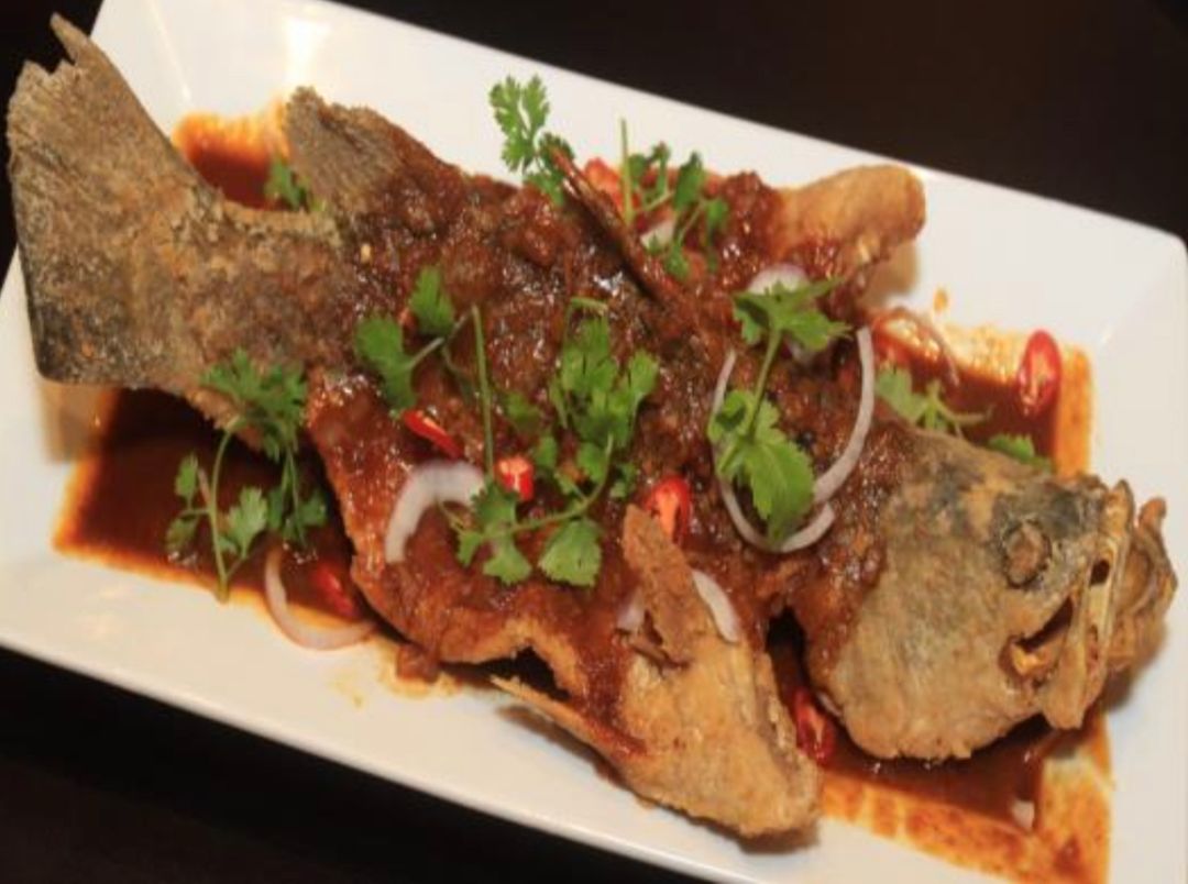 Deep fry sea bass with chilli sauce 