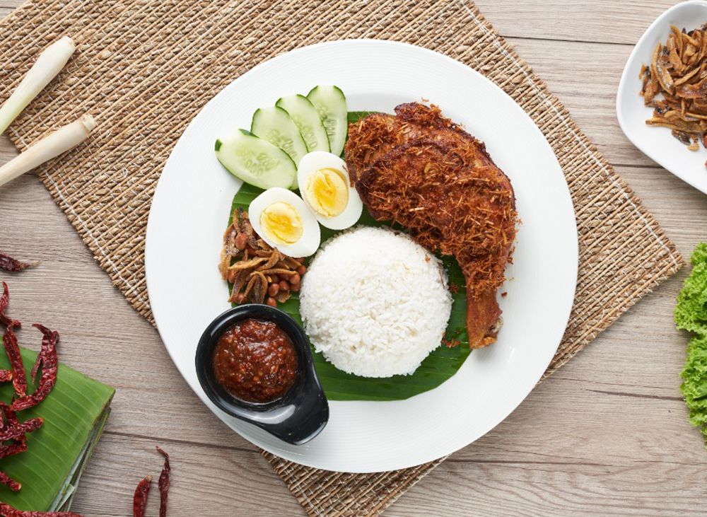 C01 椰浆饭 + 香脆炸L字鸡腿 Nasi Lemak with Fried Drumstick