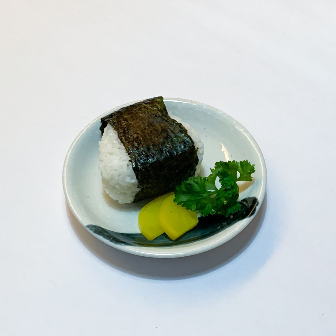 M011. Onigiri (Sake/Salmon)　おにぎり（鮭）