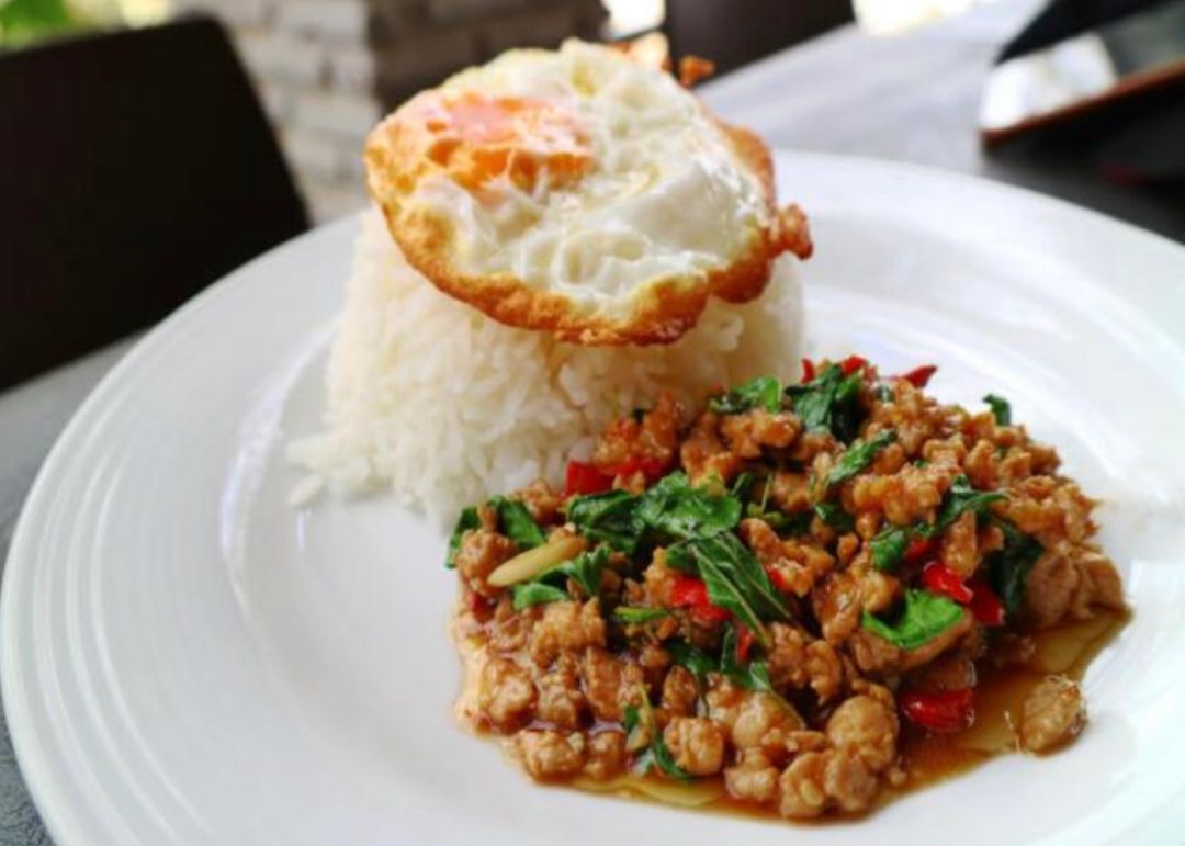 Thai basil minced pork rice with egg 