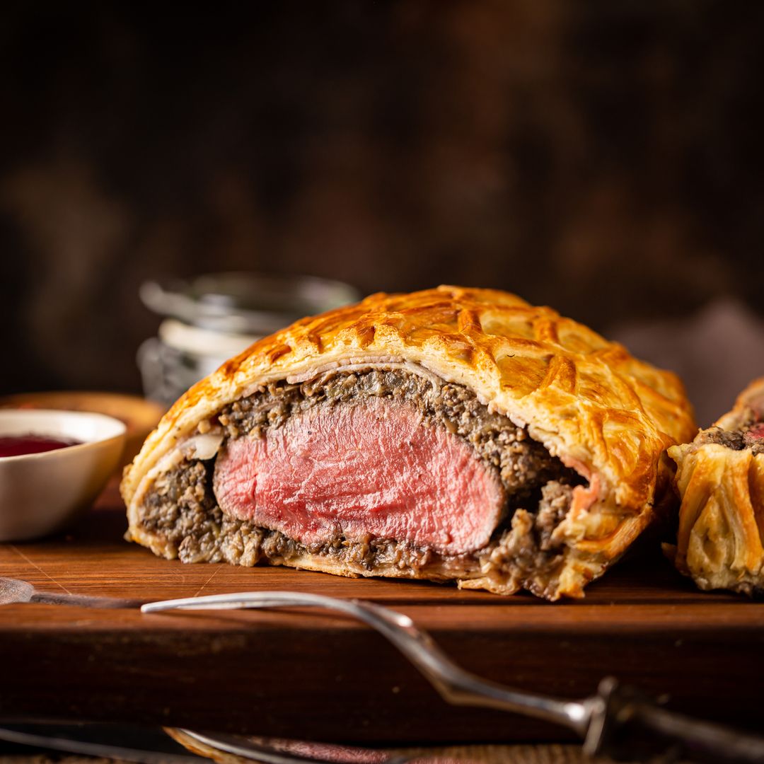 SIGNATURE!! Beef Wellington with Mushroom, Black Truffle Sauce, 1.4 Kg (Frozen) - Ideal for 5 to 6 persons "Best Selling"