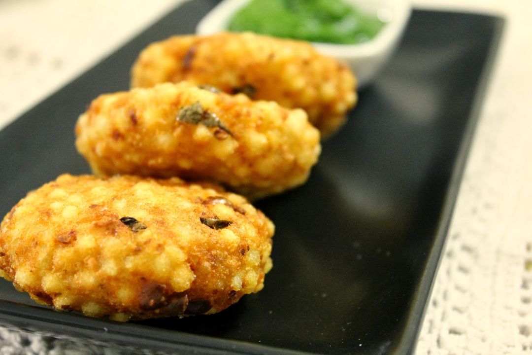 SABUDANA VADA - with curd & peanut chutney	