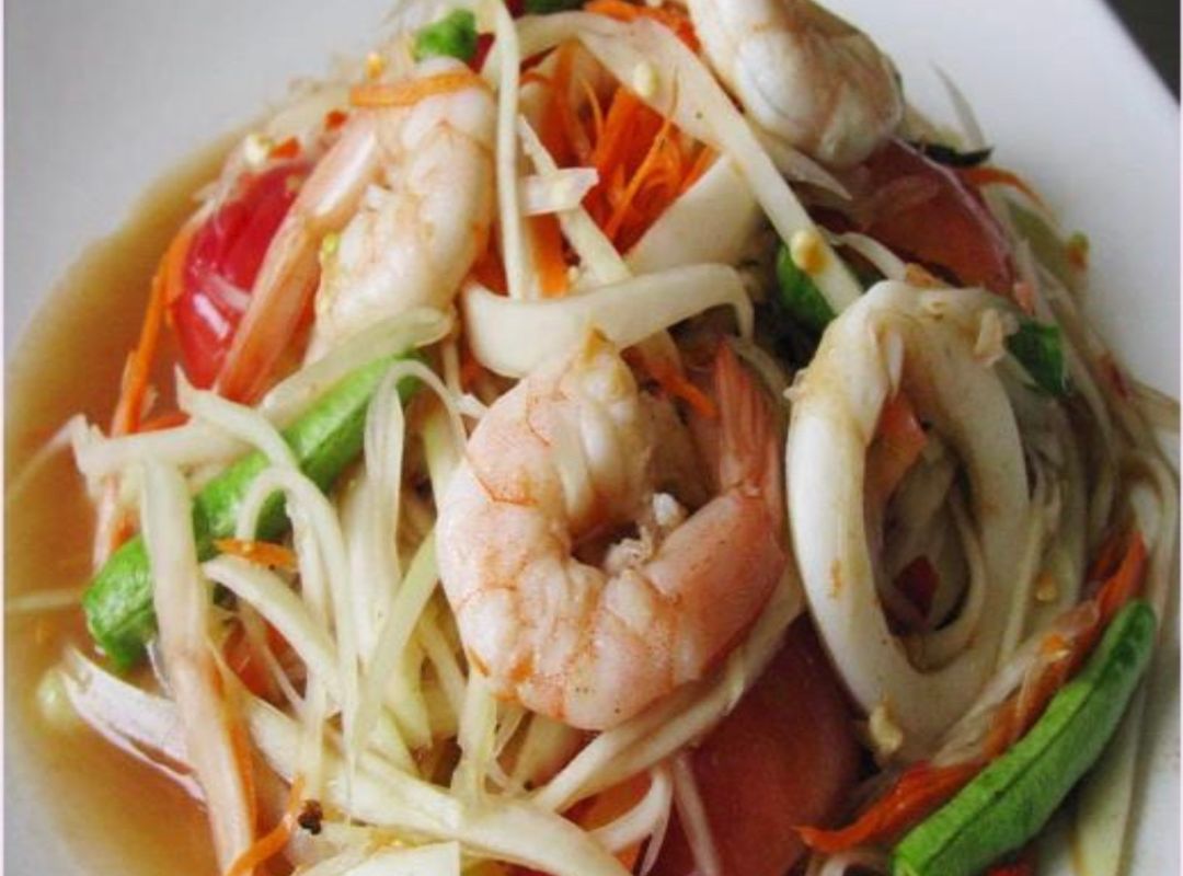 Papaya salad with seafood