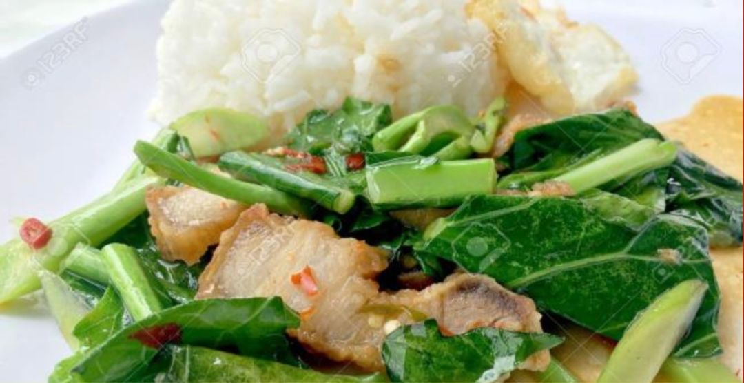 Stir fry kailan with crispy pork rice with egg