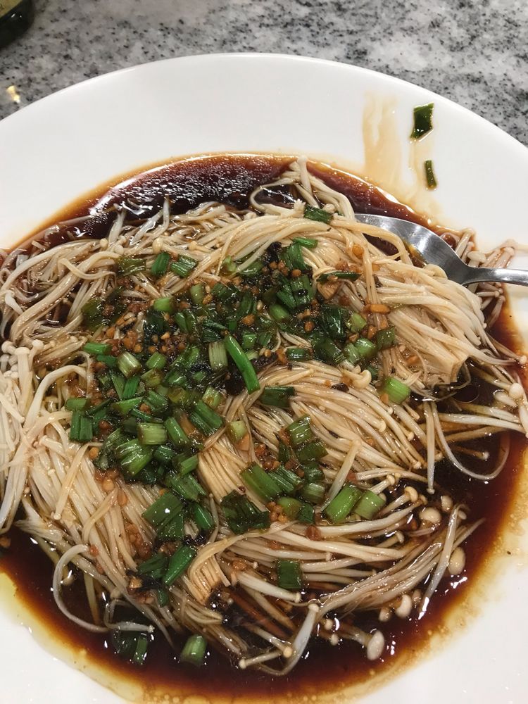 Enoki mushroom with garlic and scallions 