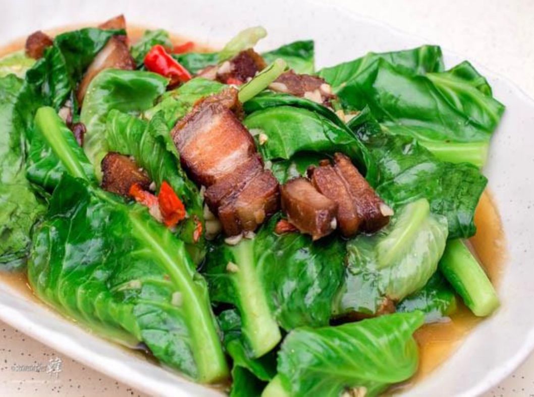 Stir fry Kai lan with crispy pork