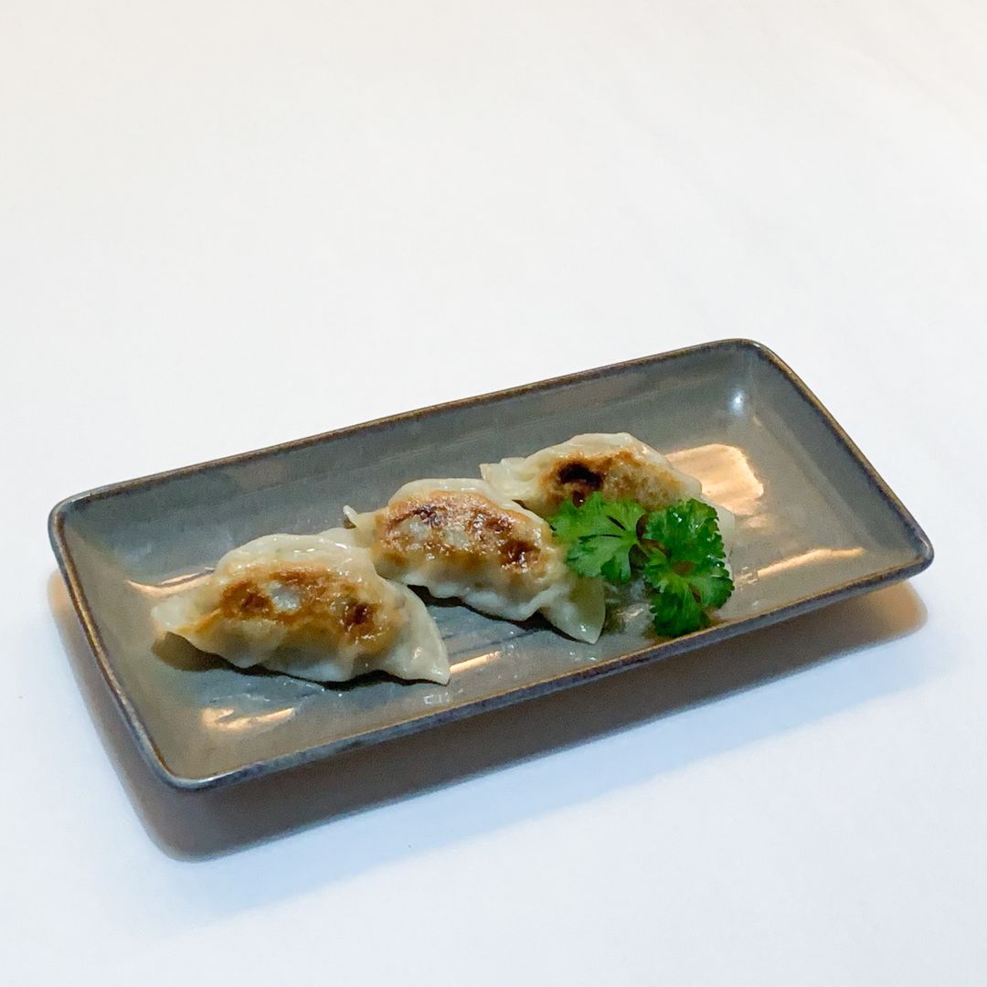 C011. Gyoza (4 pcs)　焼き餃子