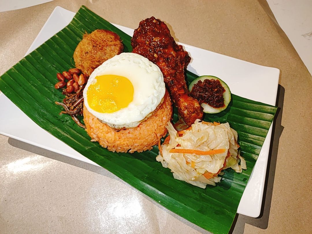 Deluxe Nasi Lemak w Sambal Chicken