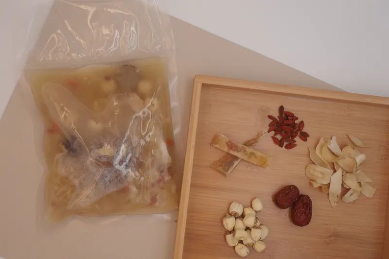 百合蓮子枸杞紅棗鰵魚膠湯_1