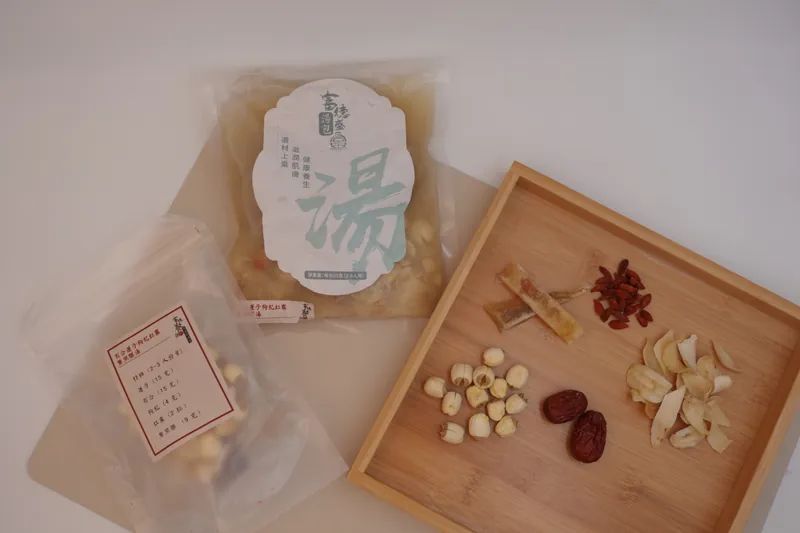 百合蓮子枸杞紅棗鰵魚膠湯_0