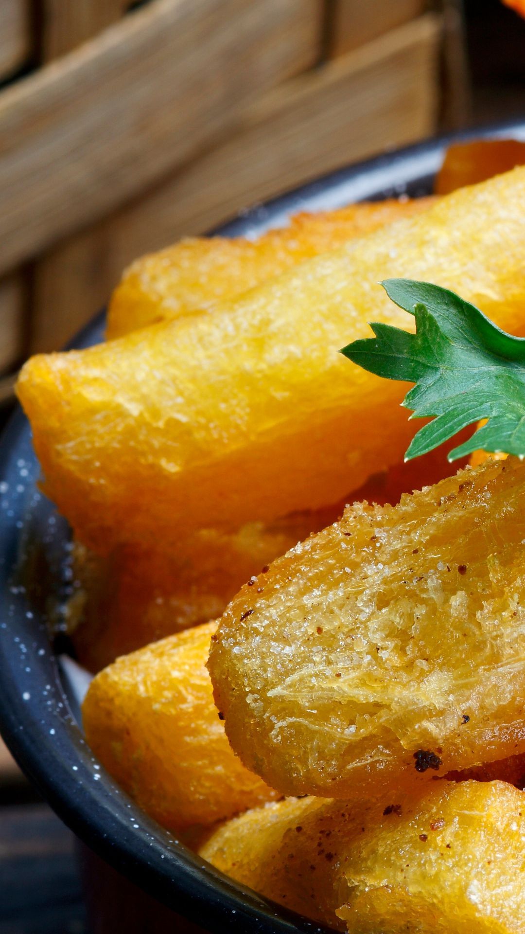 Mandioca frita  crocante com maionese verde / Fried casava with green mayo._0