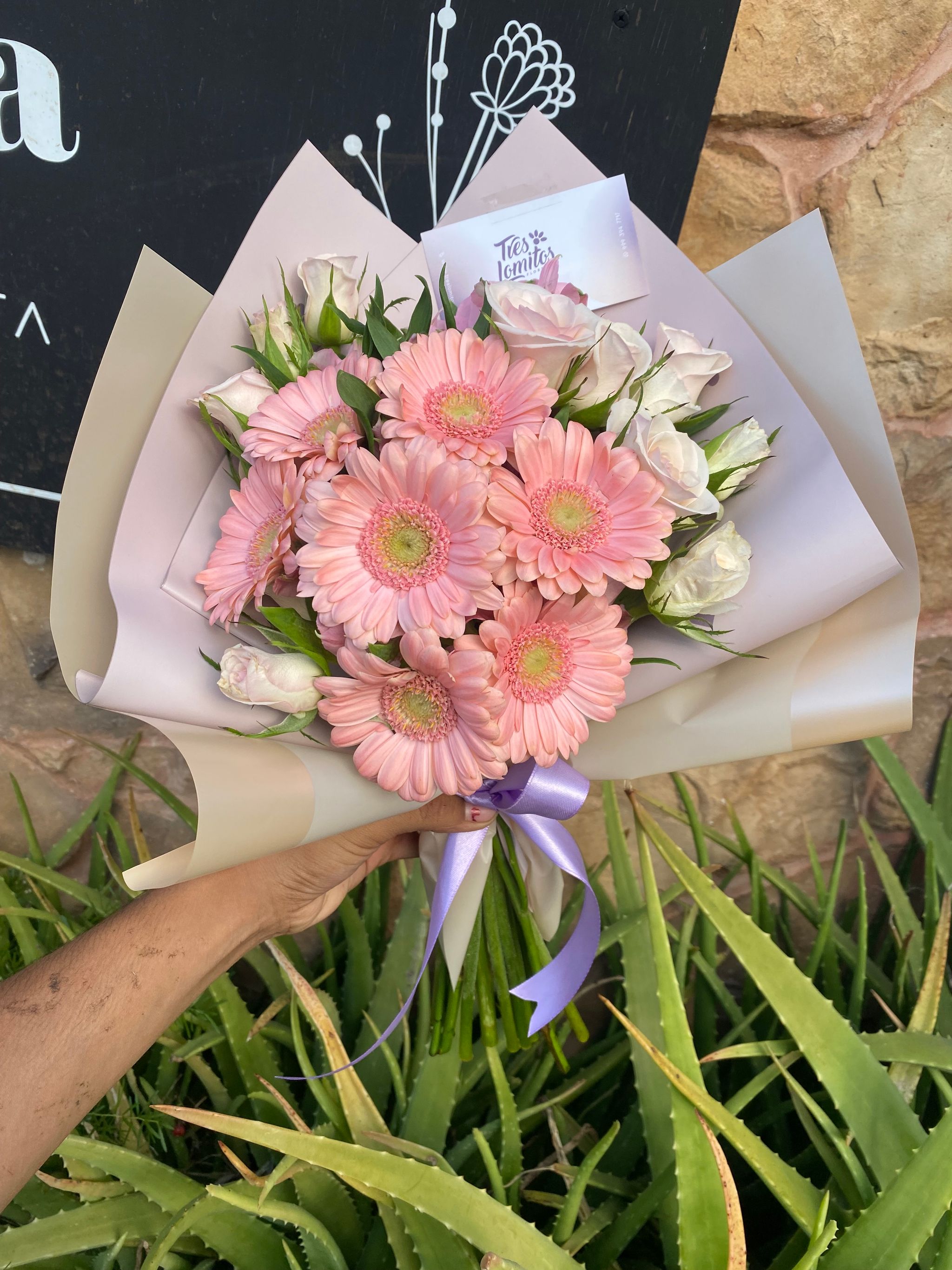 Mini rosas con gerberas_1