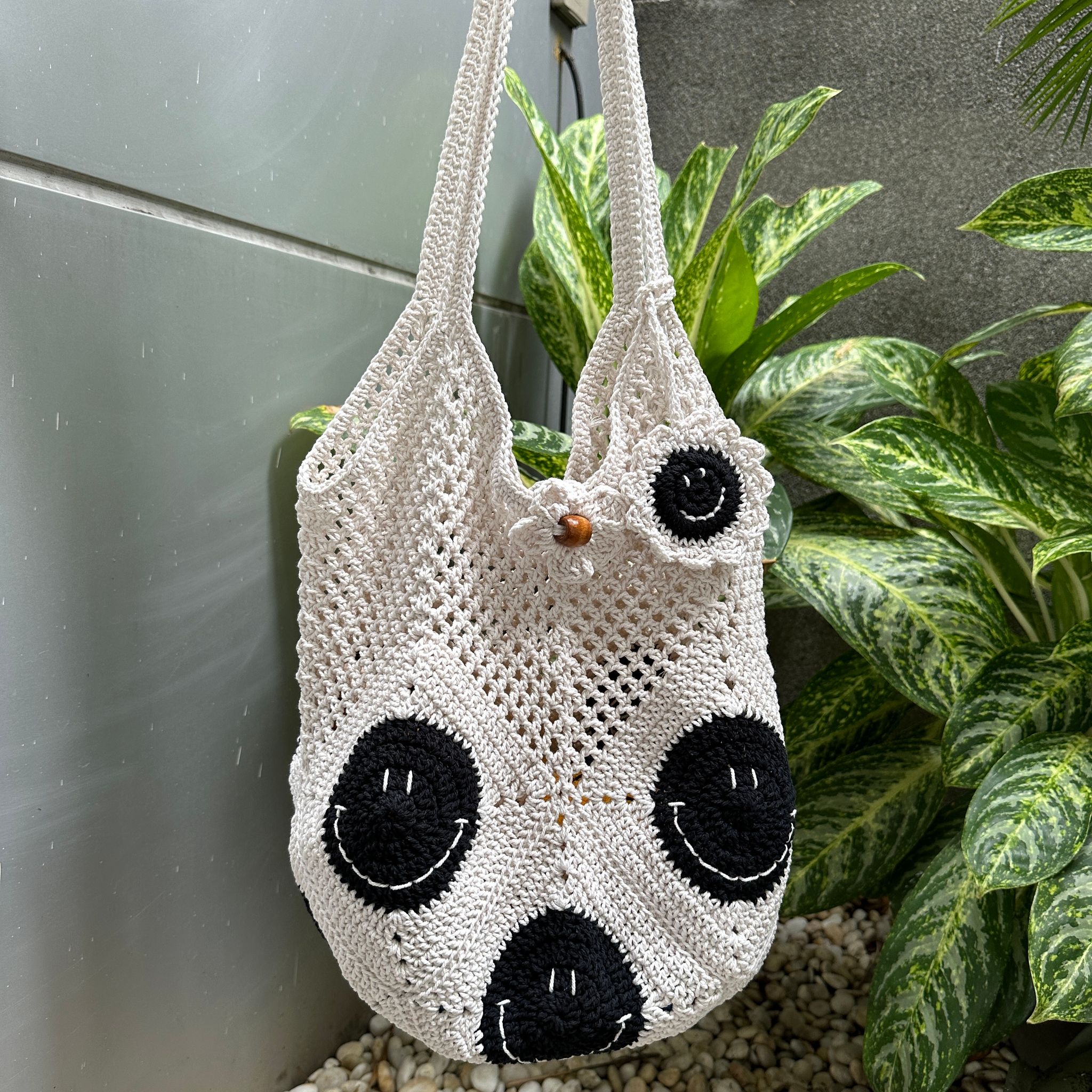 Smiley Tote Bag with Wide Base (L)_0