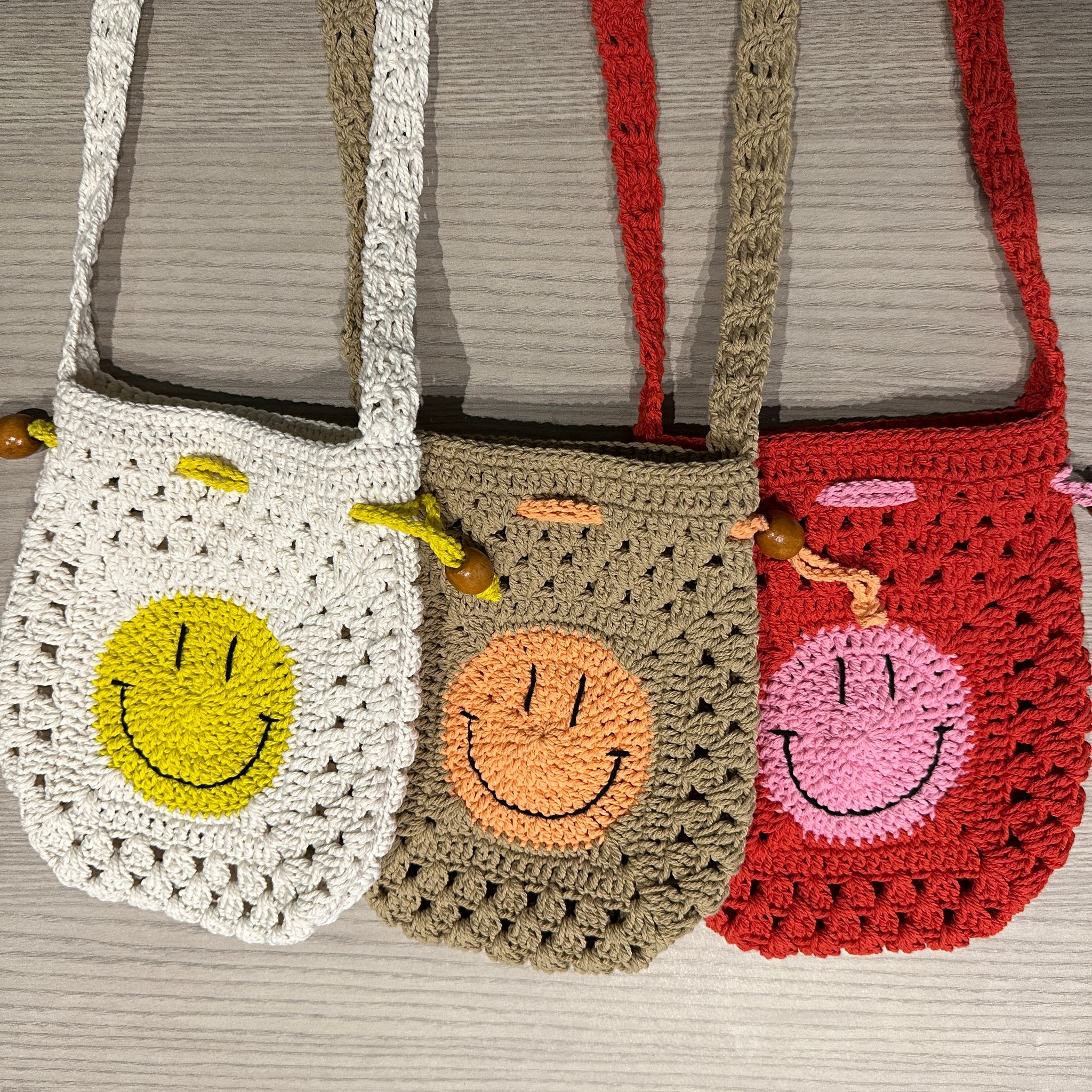 Smiley Drawstring Crossbody Bag_0