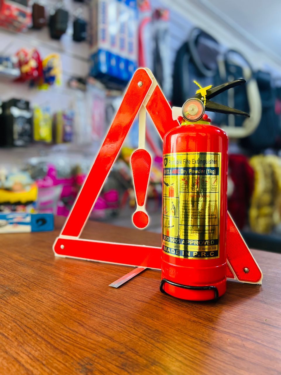 Fire extinguisher + Triangle_0