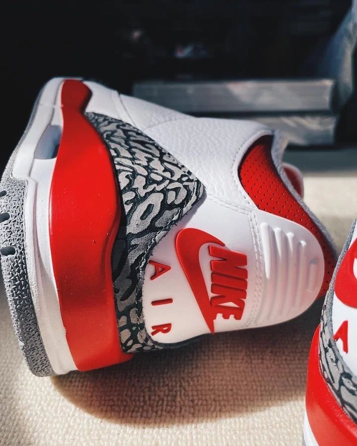 Air Jordan 3 Retro "Fire Red 2022," _5