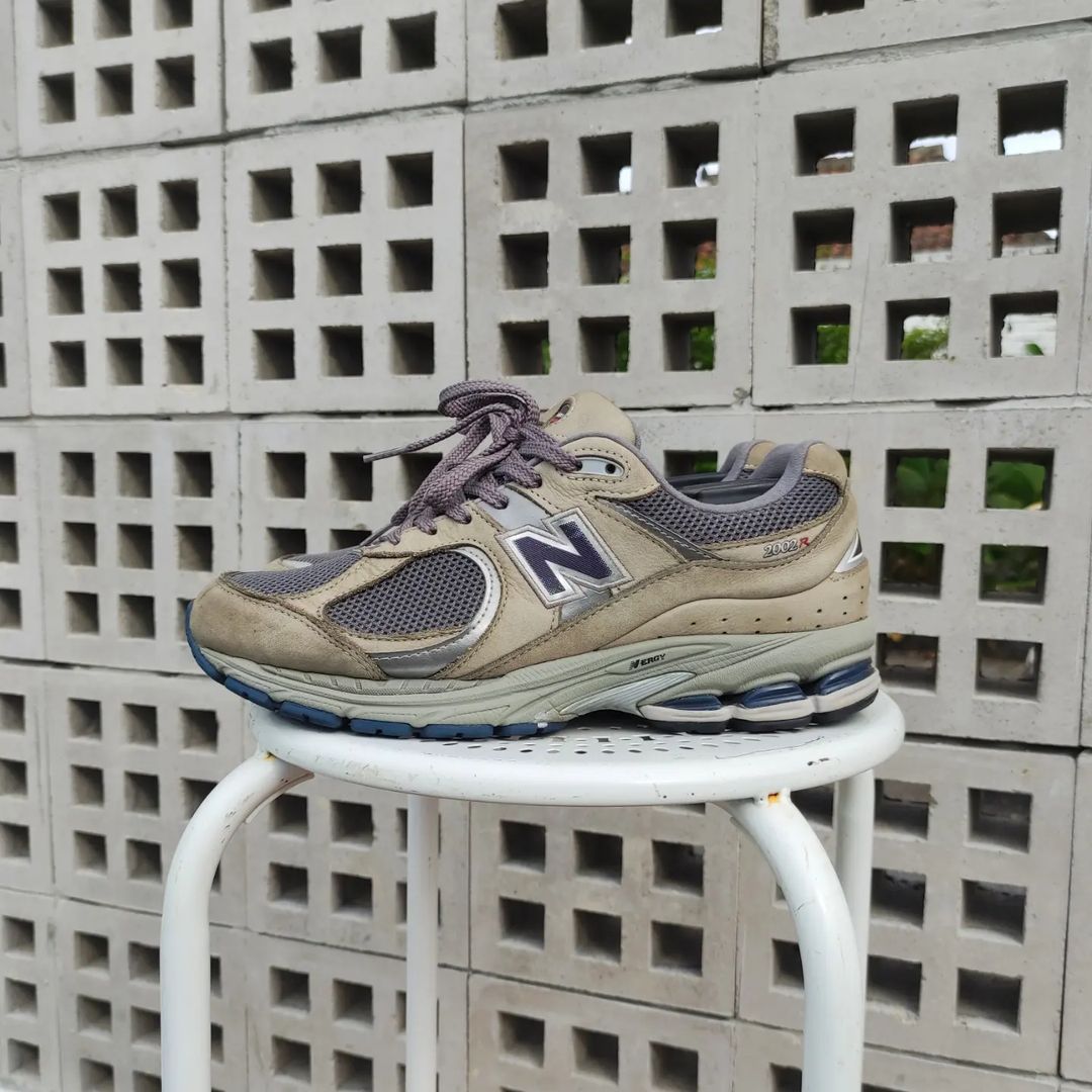 New Balance 2002R in "Light Grey" (ML2002RA)_2