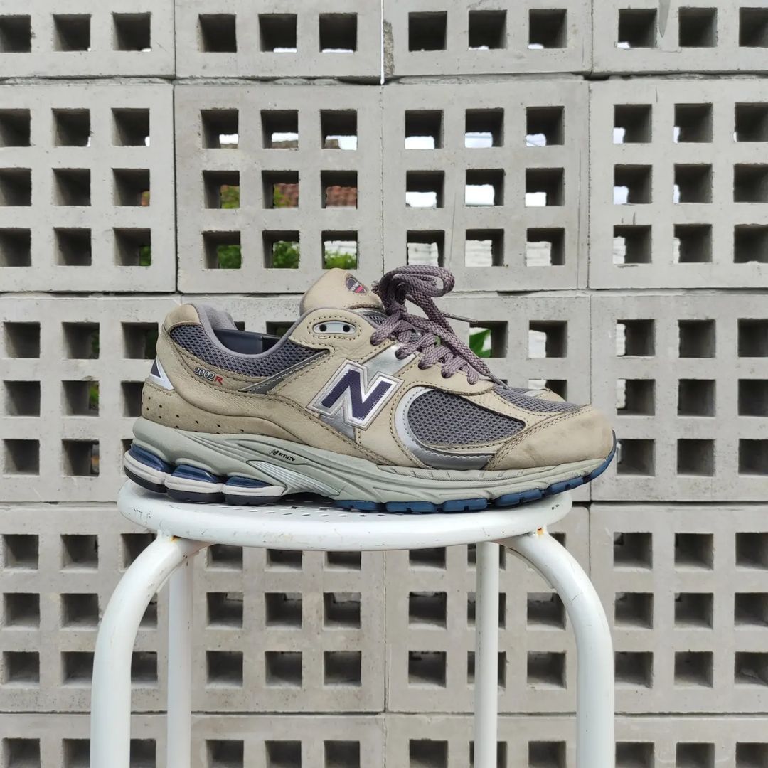 New Balance 2002R in "Light Grey" (ML2002RA)_0