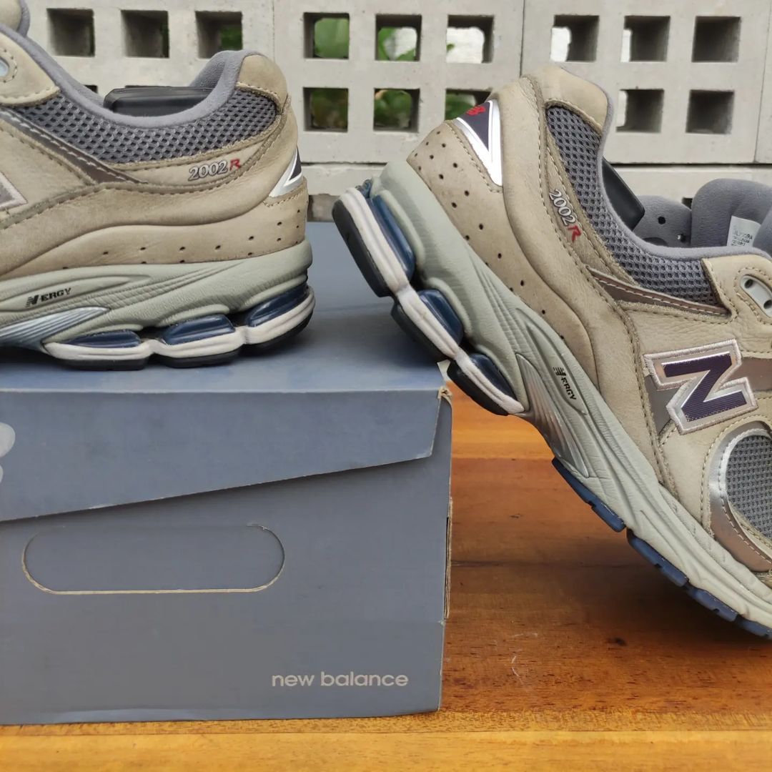 New Balance 2002R in "Light Grey" (ML2002RA)_7