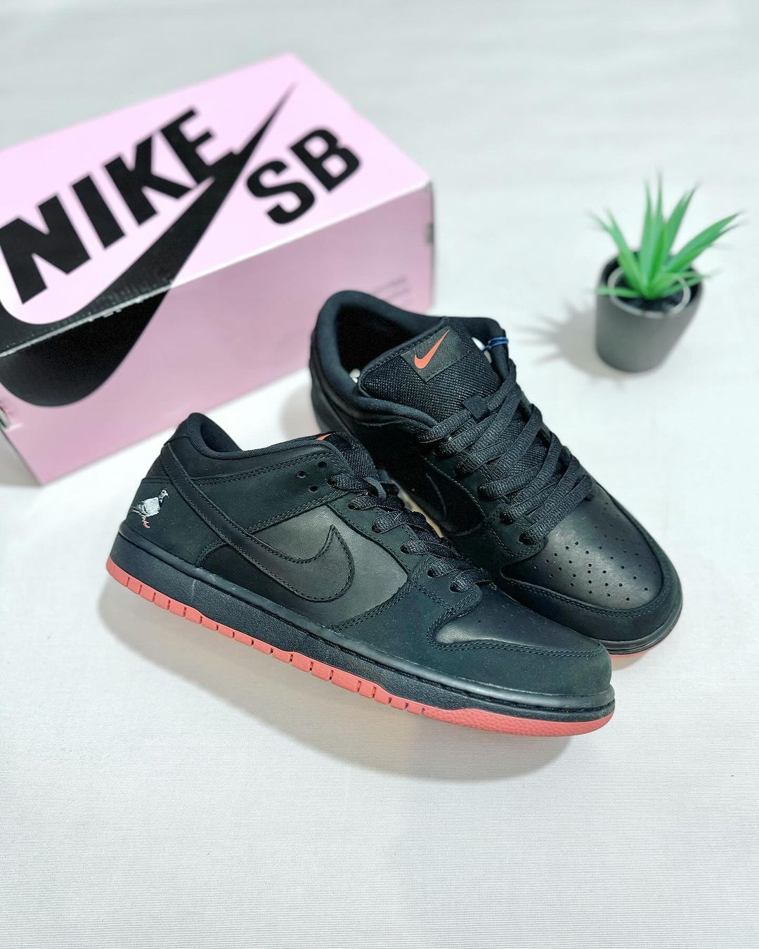 Nike SB Dunk Low Black Pigeon_0