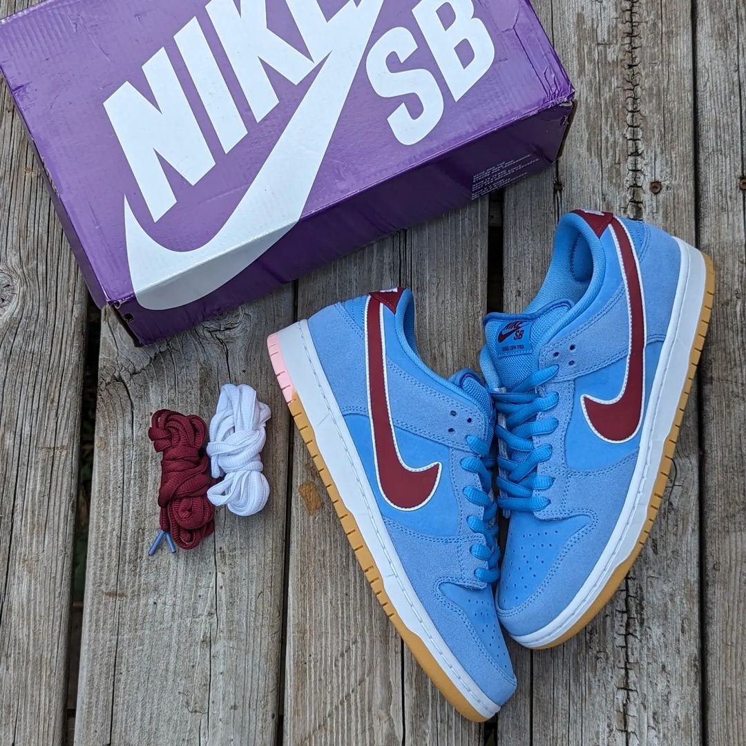 Nike SB Dunk Low "Phillies,"_0