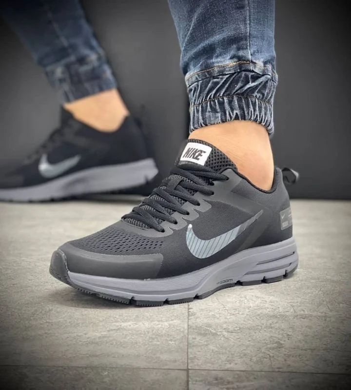 Nike Pegasus 30 in Black/Grey_1