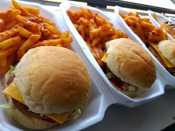 Burger and fried chips _0