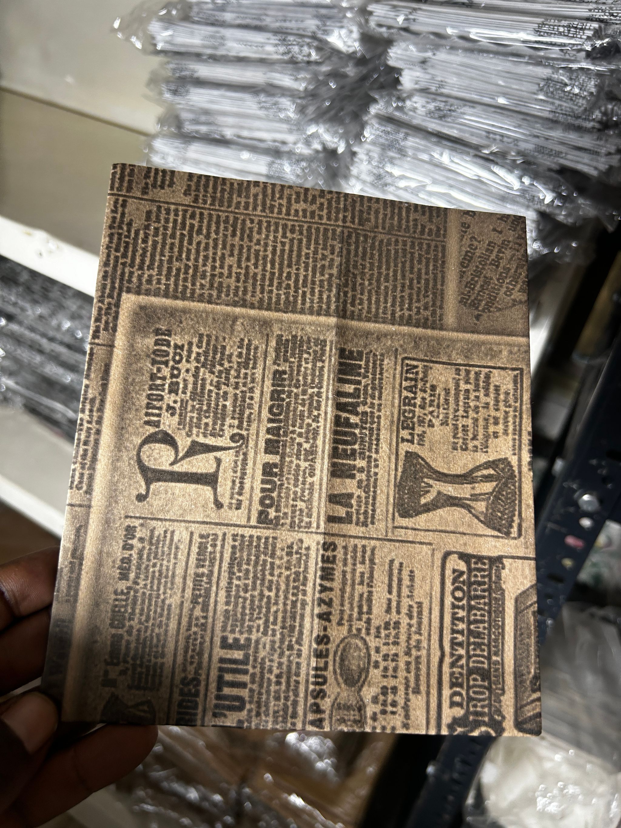 “RETRO NEWSPAPER PRINTS TREAT TAKEOUT BAGS - 7” x 5.5” - PACK OF 50 PIECES / BROWN   _3